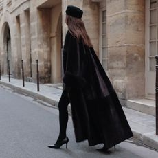 @modedamour all black outfit fur coat black tights and pumps 